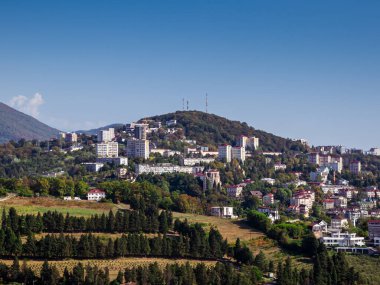 Dağ zeminli şehir manzarası