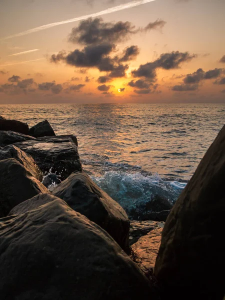 Wellen Brechen Bei Sonnenuntergang Den Felsen Nieder — Stockfoto