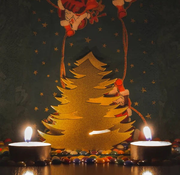 Altın Noel ağacı ve yanan iki mum