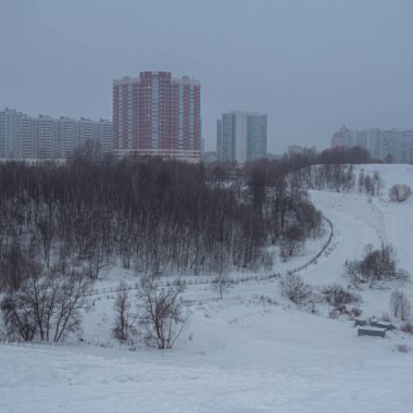 Sisli kış gününde Krylatskie Hills 'in şehir manzarası
