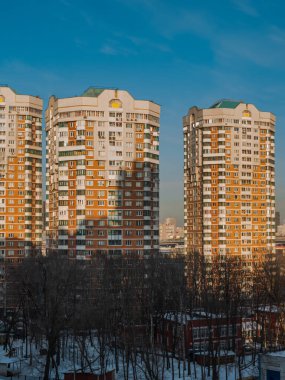 Güneşli kış gününde iki çok katlı binanın panorama manzarası