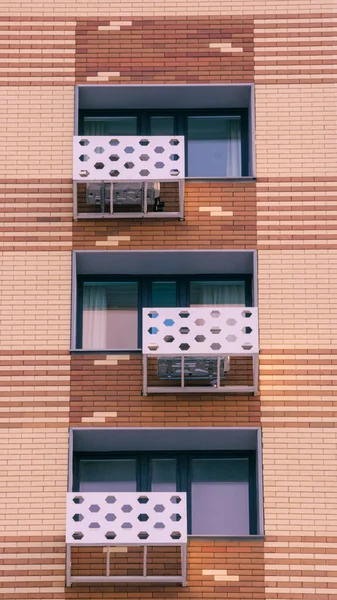 Duvardaki klimalar için kapaklı pencereler çizgili desenli