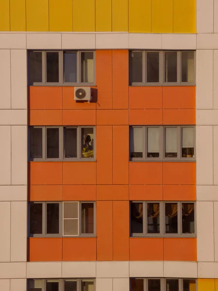 Duvarda ve pencerelerde renkli asimetrik desen