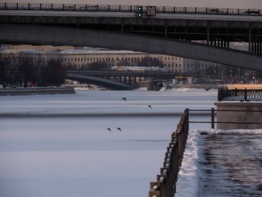Moskova nehri üzerinde bir tugay ve karla kaplı bir set.