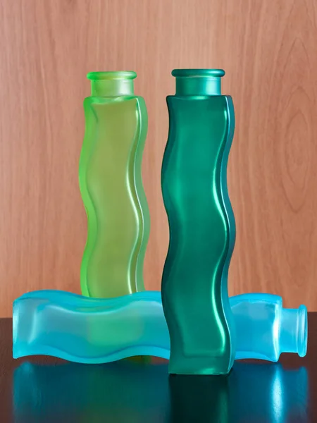 Gün ışığında üç renkli vazo kombinasyonu.