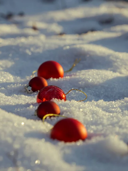 Pięć Czerwonych Małych Świątecznych Kulek Słońcu Śniegu — Zdjęcie stockowe
