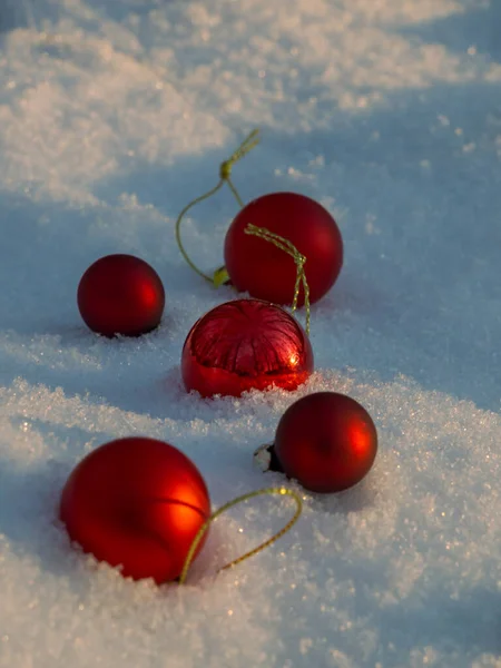 Karda beş kırmızı Noel oyuncak topu