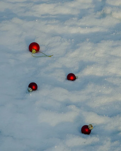 Quattro Piccole Palline Rosse Natale Nella Neve — Foto Stock