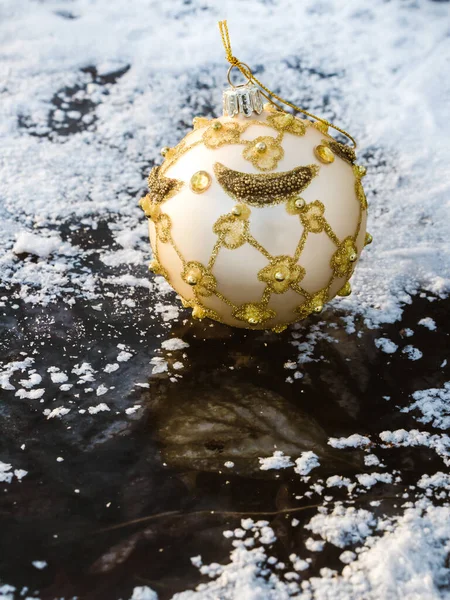 Buzdaki büyük beyaz ve altın Noel oyuncak topu
