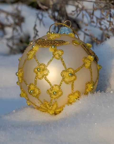 Groot Wit Goud Kerst Speelgoed Bal Sneeuw Het Bos — Stockfoto