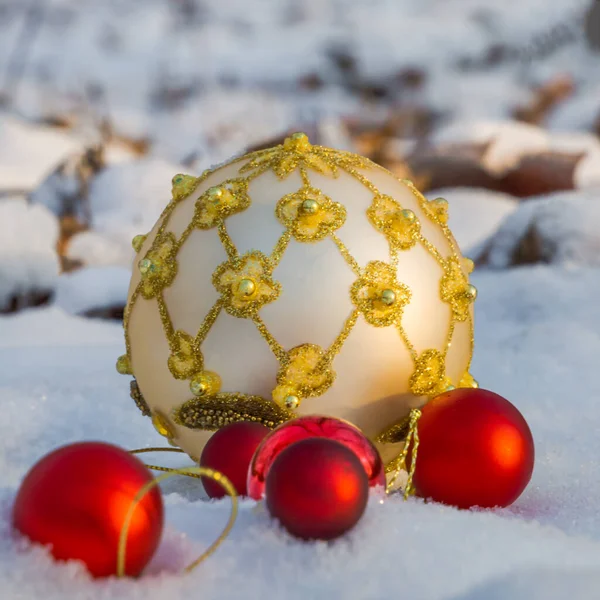 Stora Ljusa Och Små Röda Jul Leksak Bollar Snö Och — Stockfoto