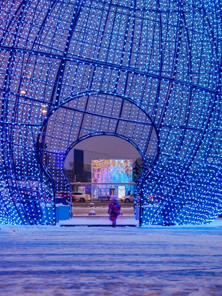 Mavi parlayan küre dış mekan kurulumu ve içinde hareket eden çocuk