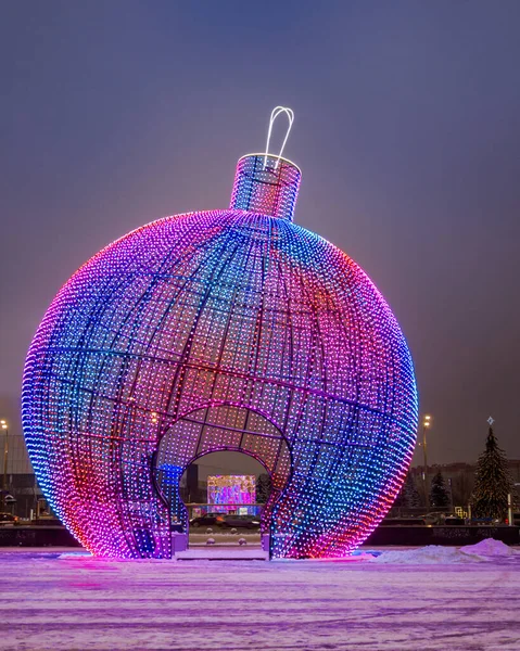 Renkli parlayan küre açık hava kurulumu