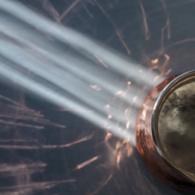 Güneş ışınları yansımalarla bakır mağaraya düşüyor.