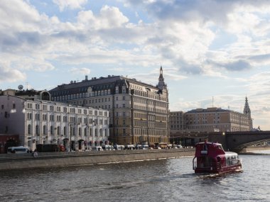 Güneşli bir günde Moskova nehrinin kıyısında bir bina.