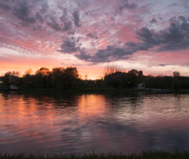 Gün batımında sessiz göl