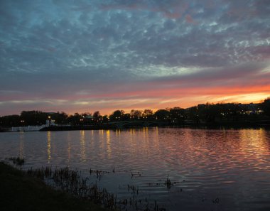 Tsaritsyno 'daki göl bulutlu günbatımında