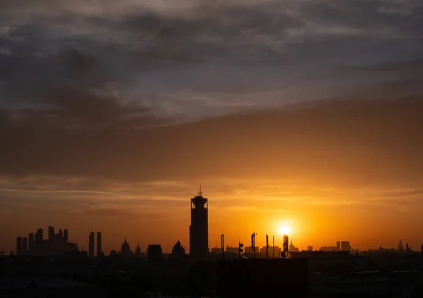 Turuncu gün batımı ve şehrin silueti