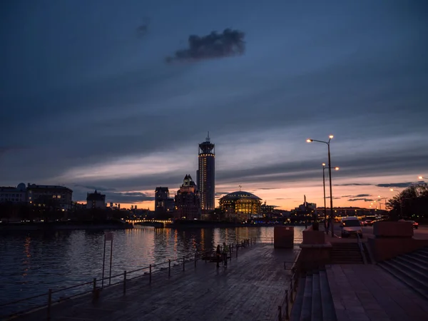 Musikhuset Vid Moskvafloden Vid Grumlig Solnedgång — Stockfoto