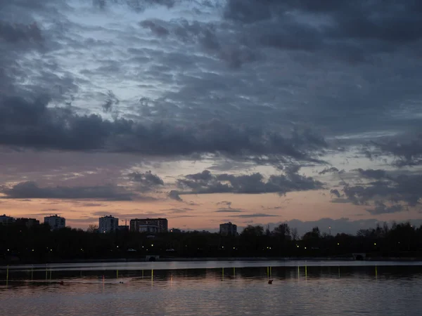 Tsaritsyno 'da gün batımında gökyüzünde binaların siluetleri