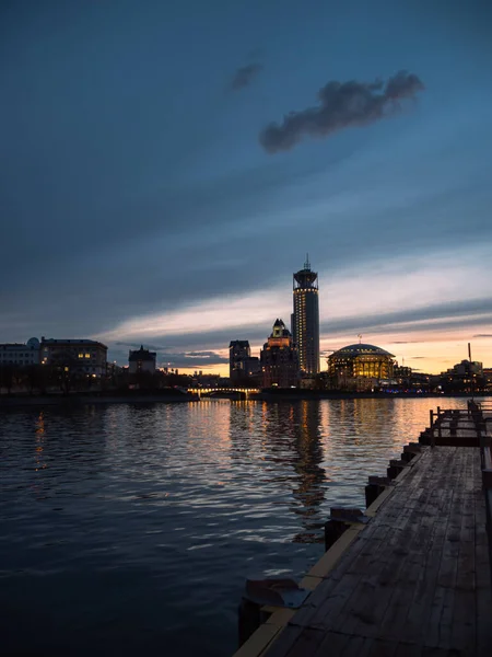 从码头看莫斯科河和音乐宫 — 图库照片