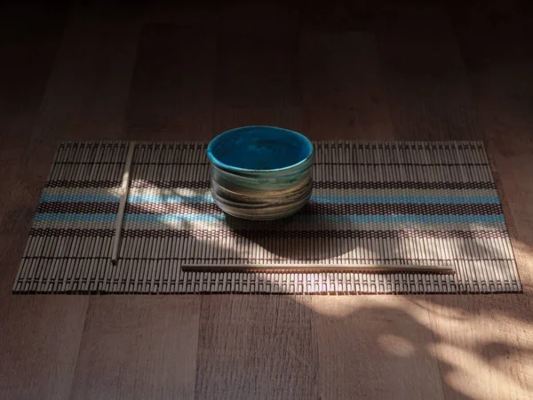 Japon kâsesi ve sopaları: Gölgeler ve ışık