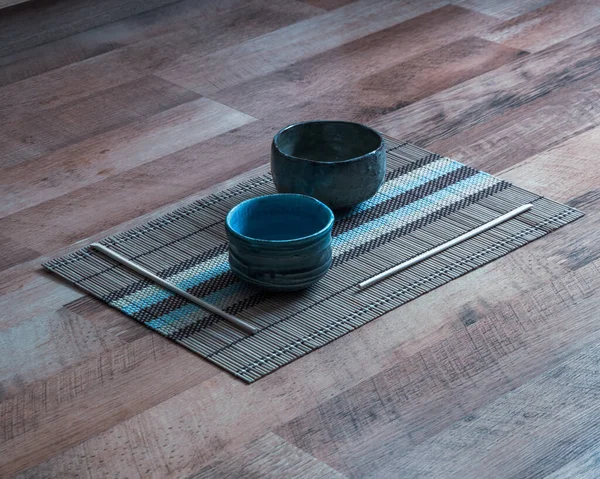 Geleneksel Japon kâseleri ve sopalarıyla kompozisyon