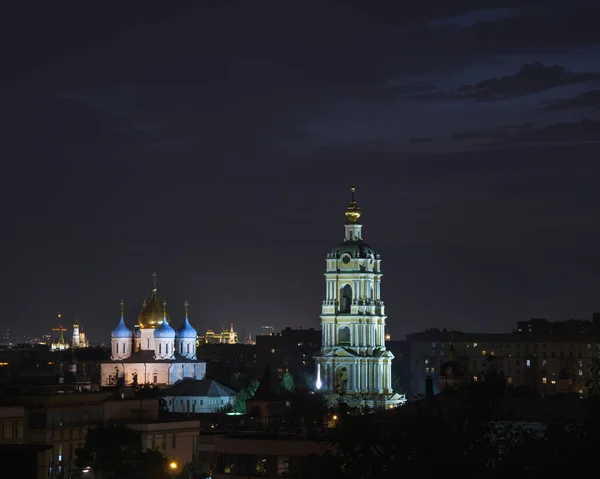 Geceleyin Novospassky manastırında çan kulesi