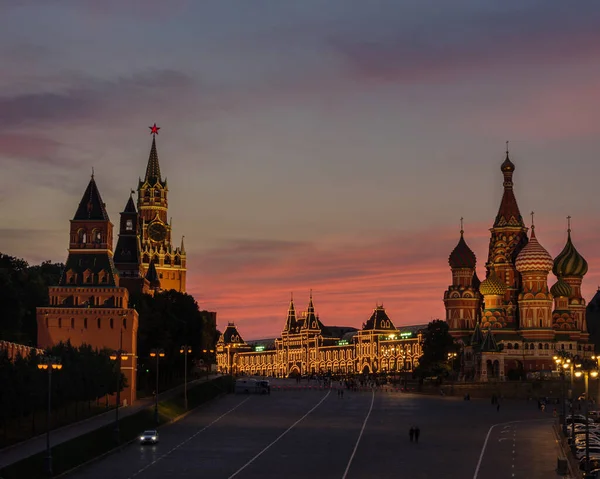 Kızıl Meydan 'da akşam yürüyüşü