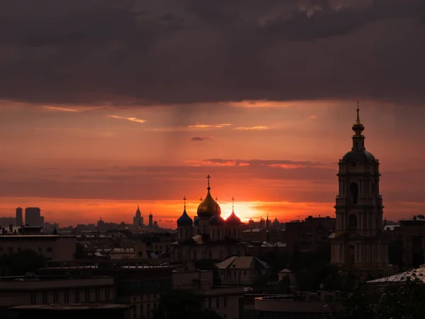 Silhouetten Van Kerk Gemarkeerd Door Rode Zonsondergang — Stockfoto