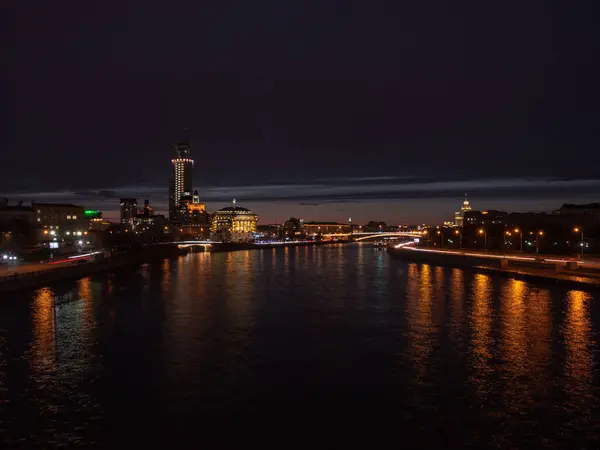 Stadsljus Skymningen Vid Moskvafloden — Stockfoto