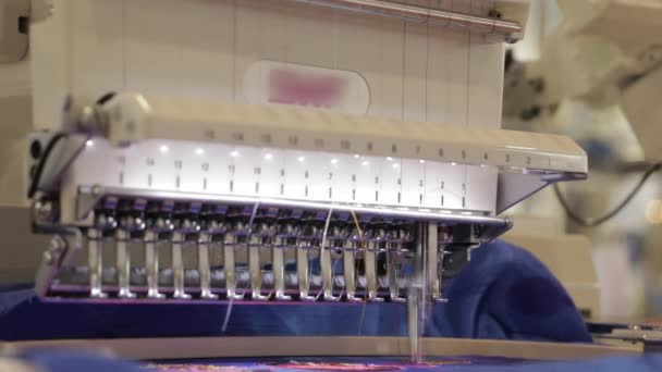 Automatiserad tråd brodermaskin på fabriken. — Stockvideo