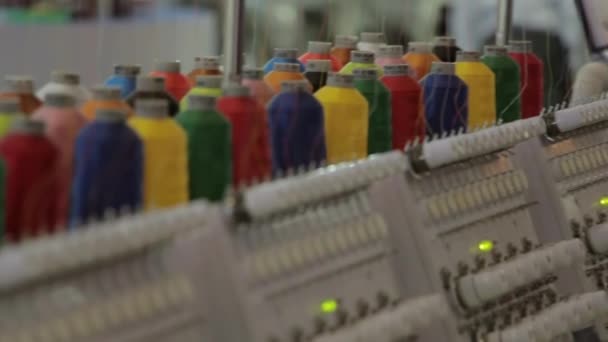Автоматическая машина для вышивки нитей на заводе . — стоковое видео