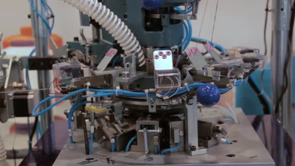 Máquina de tejer de punto en la industria textil . — Vídeo de stock