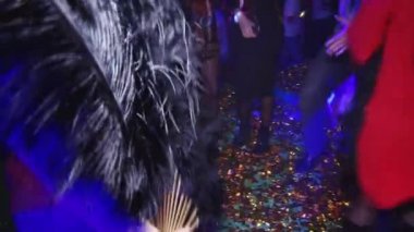 Kırmızı ve seksi ganimet enerjik dans seksi kızlar.