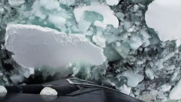 Boog van Icebreaker schip breekt ijs. Bovenaanzicht. — Stockvideo