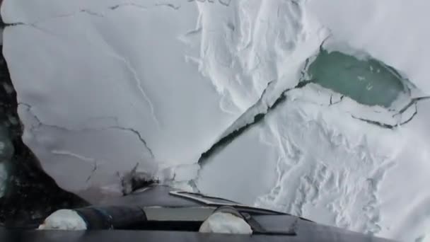 Bow of Icebreaker Ship rompe el hielo. Vista superior . — Vídeo de stock