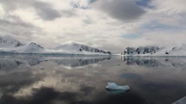 Su yüzeyi Antarktika Dağı'nın yansıması