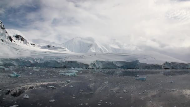 A víz felszínén Antarktisz hegyi tükre — Stock videók