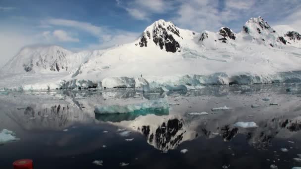 Reflexe z Antarktidy hory ve vodní hladiny — Stock video