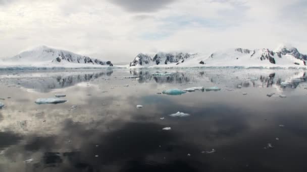 Отражение горы Антарктиды на поверхности воды — стоковое видео