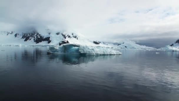 Reflexão da Montanha Antártica na superfície da água — Vídeo de Stock