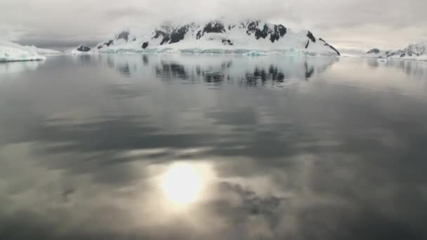 Weerspiegeling van Antarctica berg in wateroppervlak — Stockvideo