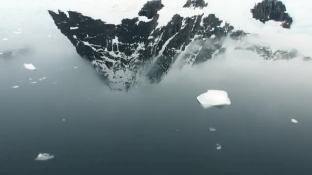 Отражение горы Антарктиды на поверхности воды — стоковое видео