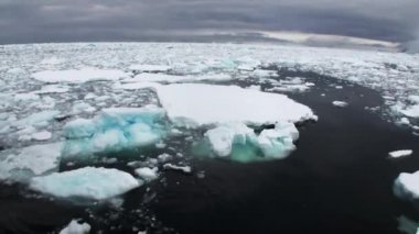 Buz ve okyanus yüzeyindeki küçük buzdağları şamandıralar.
