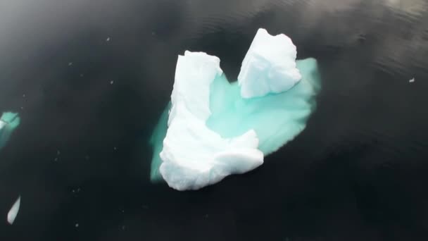 Ijs en kleine ijsbergen praalwagens op oceaanoppervlak. — Stockvideo