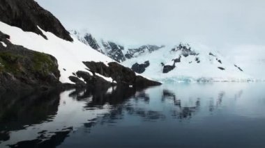 Su yüzeyi Antarktika Dağı'nın yansıması