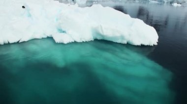 Küçük bir Buzdağı Antarktika sularında yüzen.