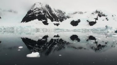Su yüzeyi Antarktika Dağı'nın yansıması