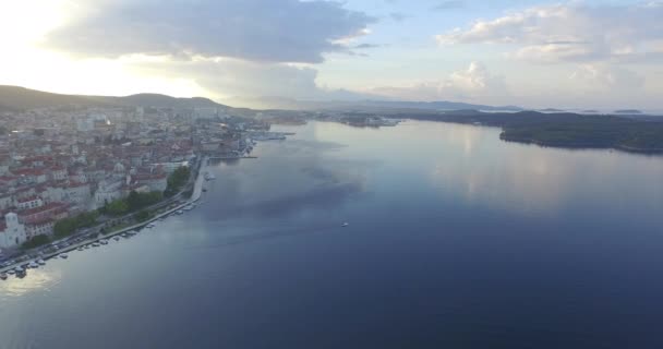 Flygfoto över vackra små stad Sibenik. — Stockvideo